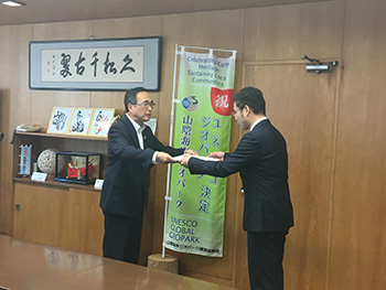 院長に感謝状が贈呈されました